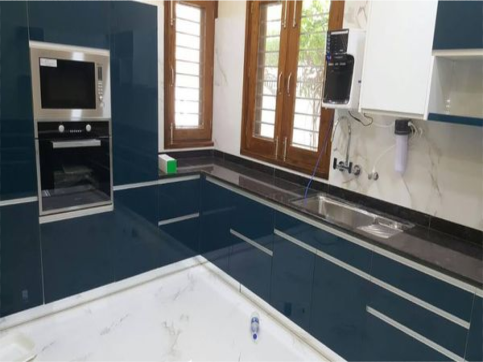 c-shaped-fully-modular-glorious-glass-kitchen-2.png