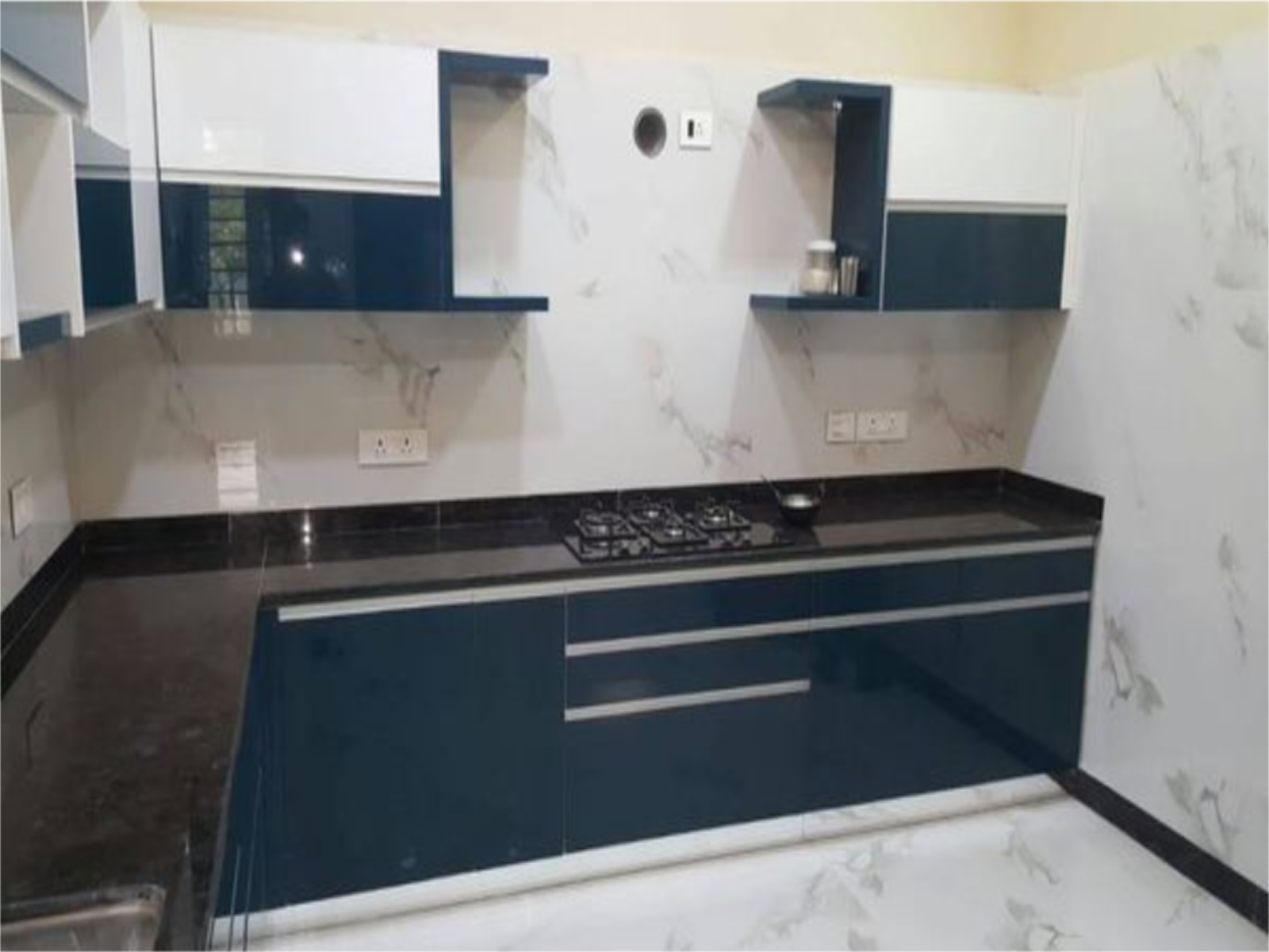 c-shaped-fully-modular-glorious-glass-kitchen-3.png